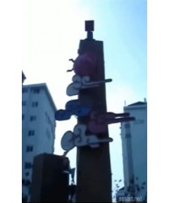 3m 높이의 정사각형 석재 위에 설치된 태양과 구름 형태의 움직이는 조형물